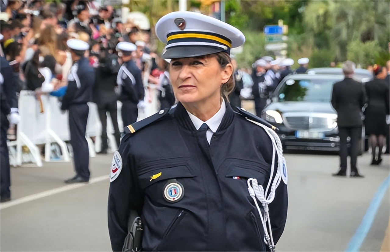 法国满大街,法国清一色标志警车