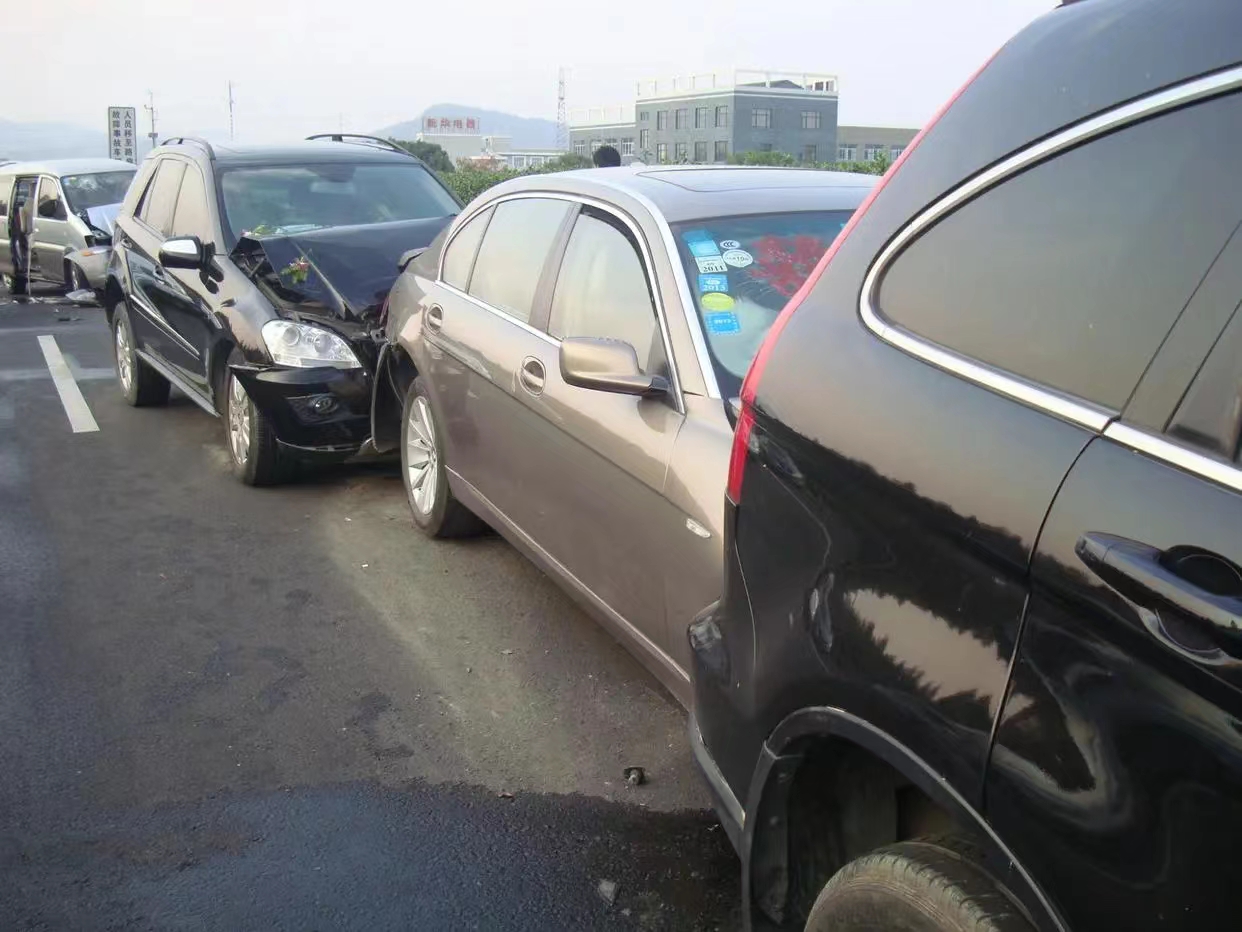 在高速路上前车急刹车追尾怎么办,高速上遇到障碍物突然急刹追尾