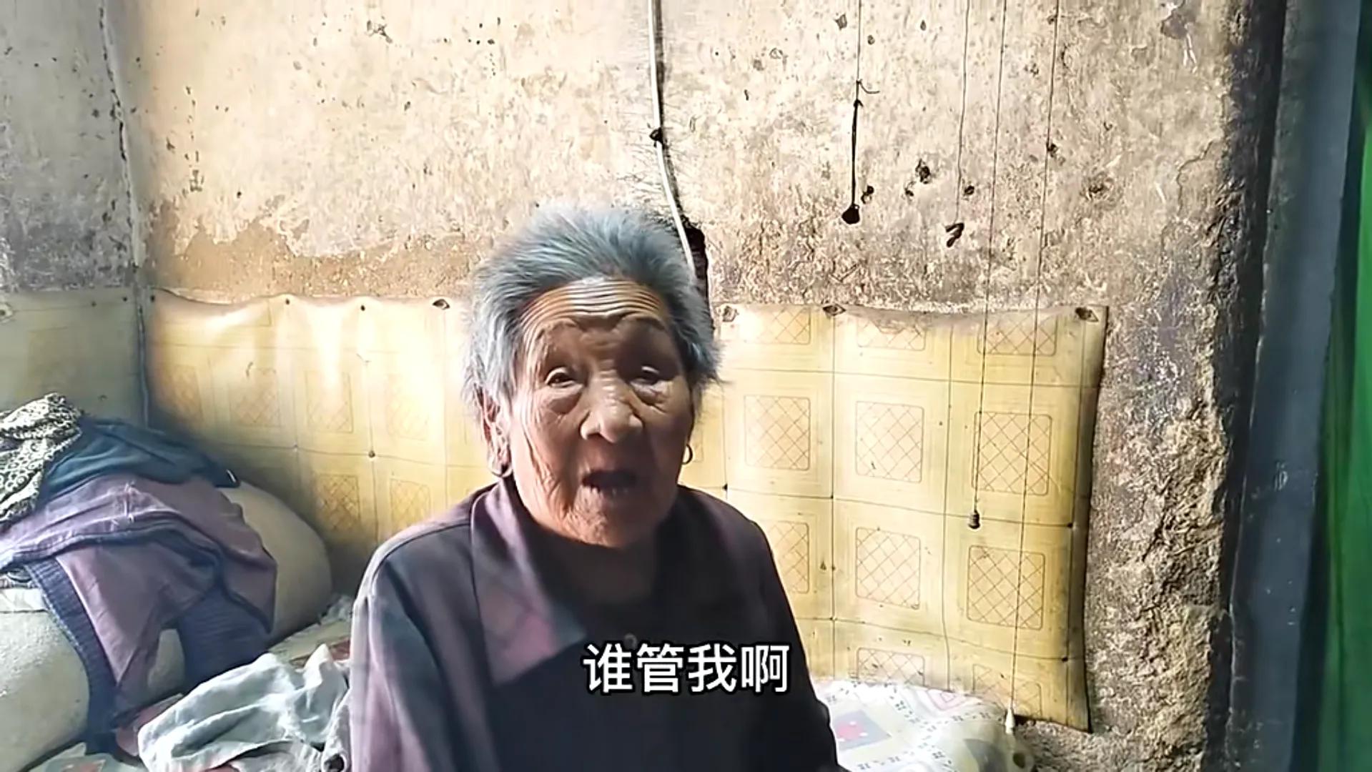 养了九个子女，却防不了老！88岁老人上山拾柴胳膊脱臼，痛了三年