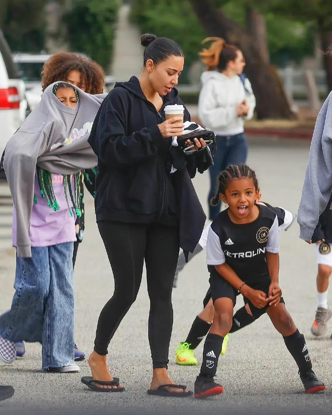 侃爷前妻卡戴珊,侃爷前妻卡戴珊穿搭