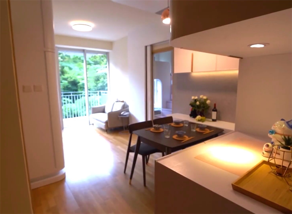 香港一家4口居住110尺劏房,香港一家五口住在豪宅