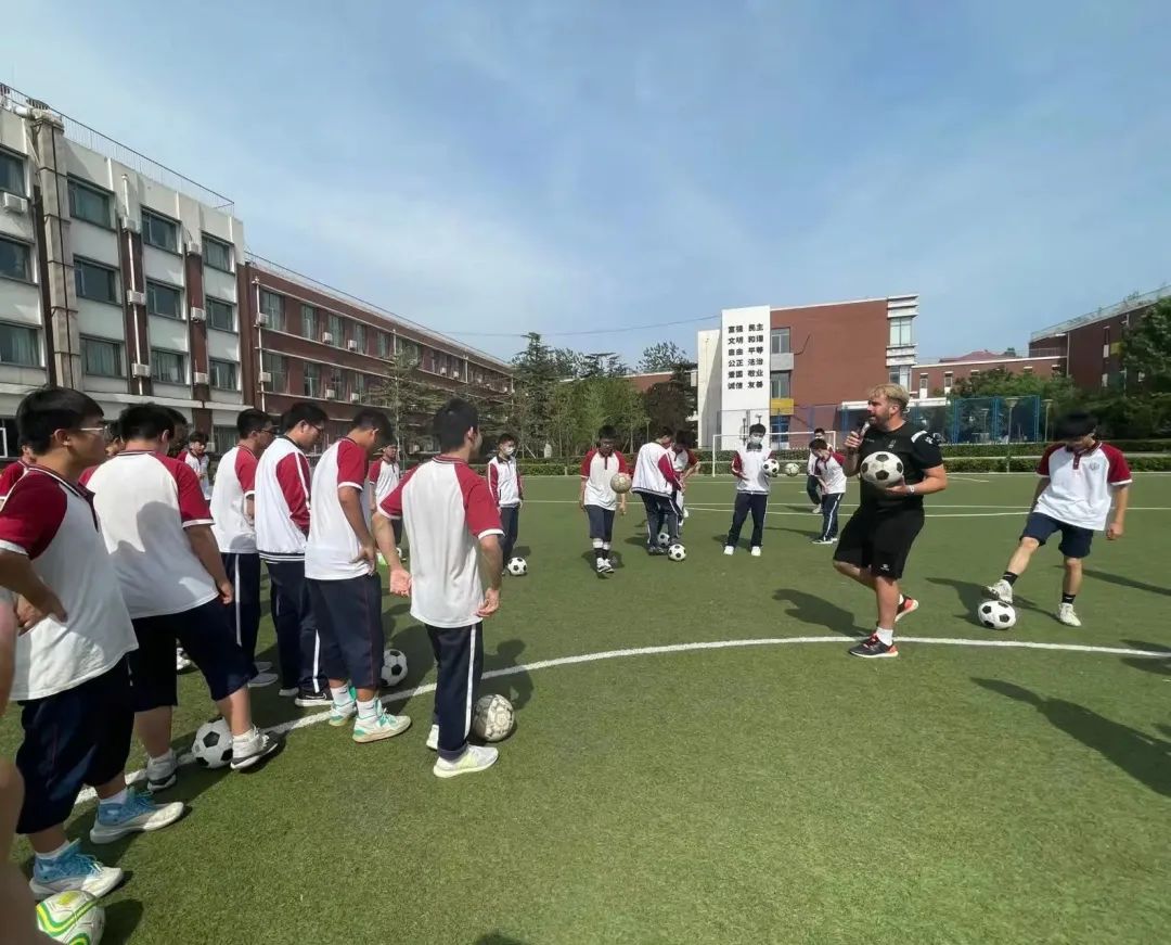 体验足球快乐成长,感受足球魅力弘扬体育精神