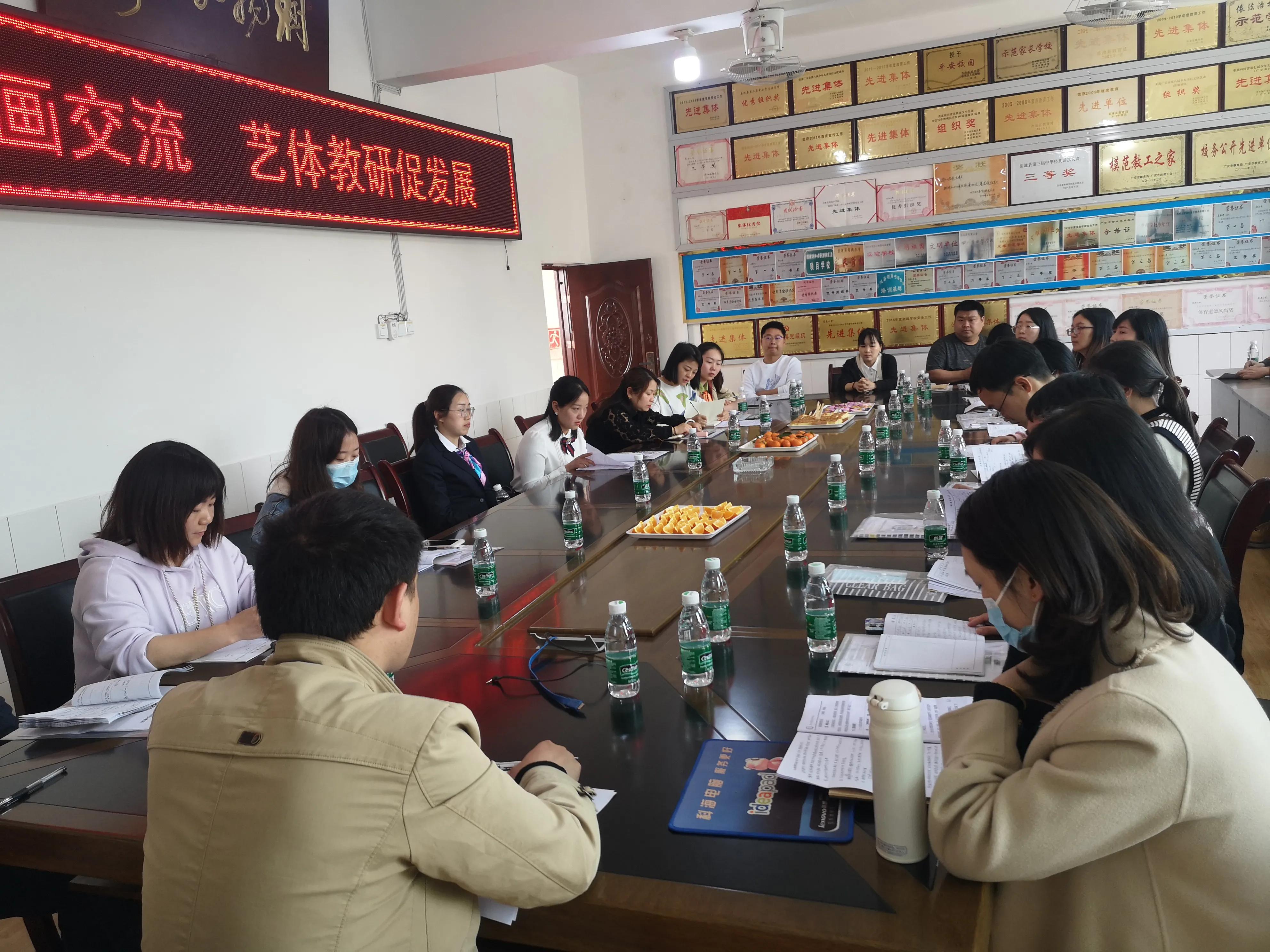 岳池实验学校发展共同体同课异构“画”交流，特色教育促“双减”