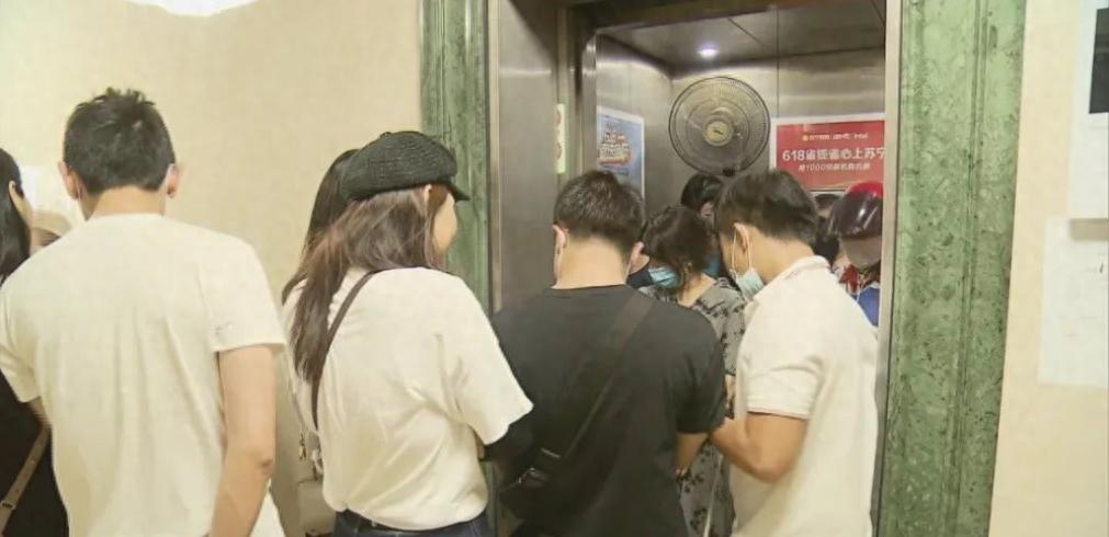 为何越来越多的人搬离一梯两户,楼房一梯二户为何纷纷搬走