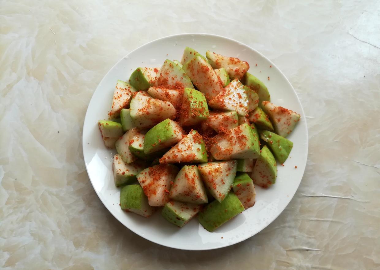 6月这水果2元1斤，每次遇到买一箱，简单一拌，营养又解馋