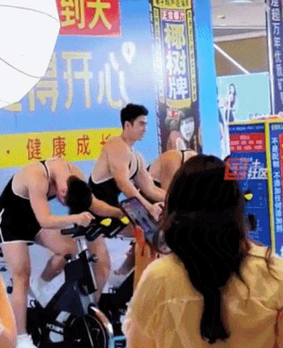 椰树男模火到国外,央视评论椰树男模