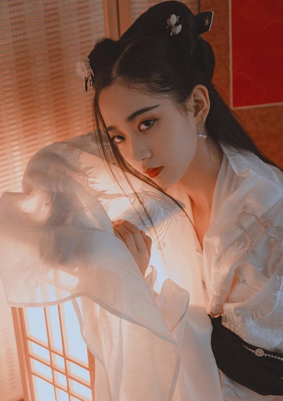 衬衫纽扣旁开叉,衬衫纽扣凸出来