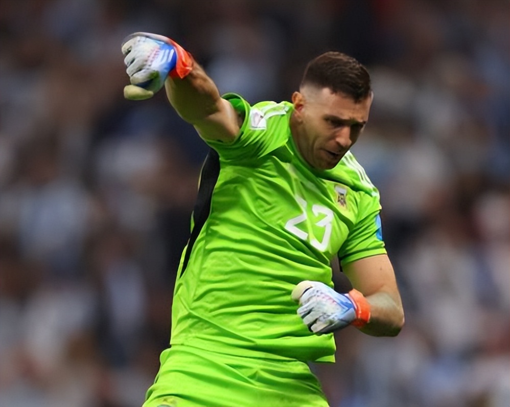 大马丁扑救后阿根廷的反击,大马丁被俱乐部教练批评