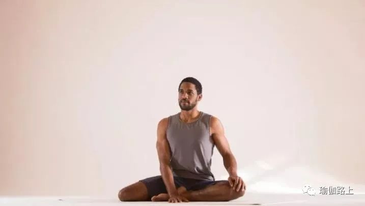 瑜伽鸽子式坐不稳怎么练习,髋部瑜伽热身动作