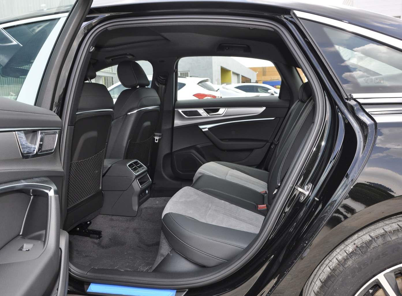 奥迪a6l45quattro臻选动感型,奥迪a6l30周年年型35tfsi时尚型