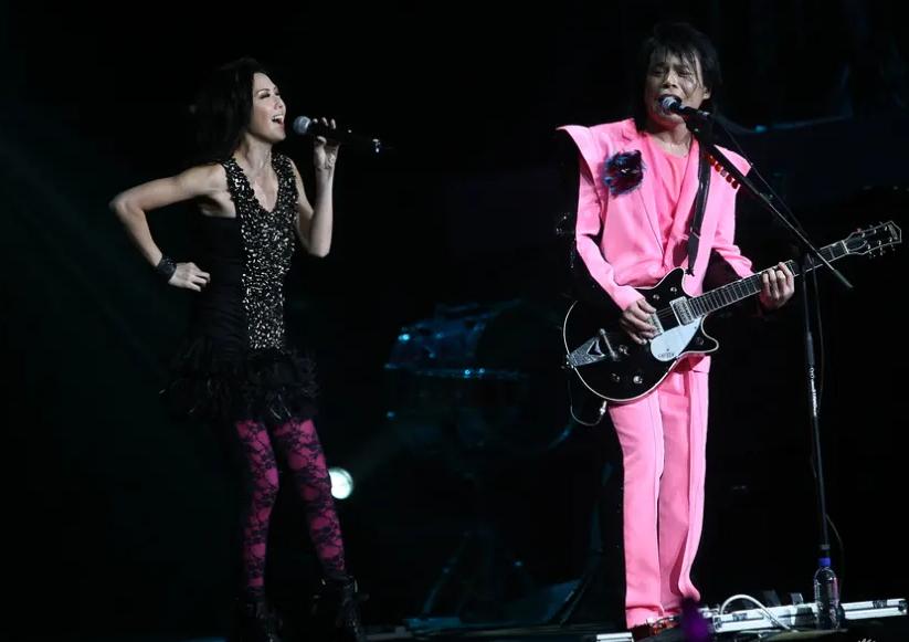 伍佰神级演唱会大合集,伍佰为什么被称为摇滚皇帝