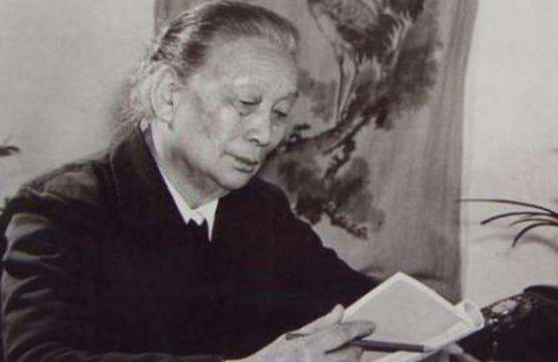 她曾担任广东省委书记，挽救了两位开国中将，66岁被重新启用