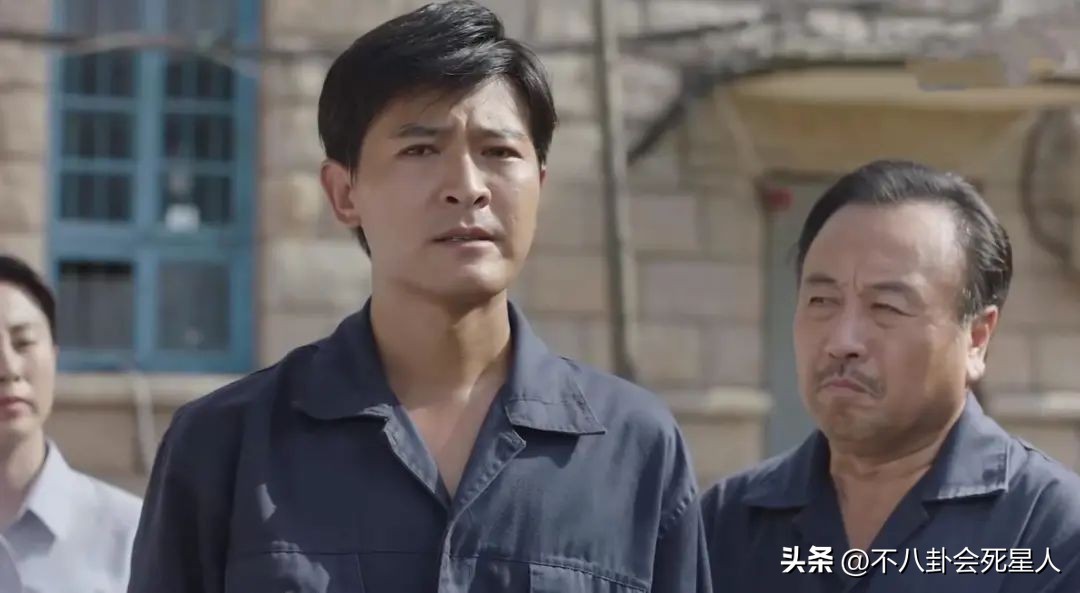 老戏骨云集，央视黄金档播出，《那山那海》打出了一把王炸