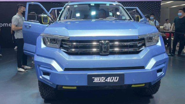 国产又一“黑马”坦克400，外观霸气、动力强劲，百公里加速7.3秒