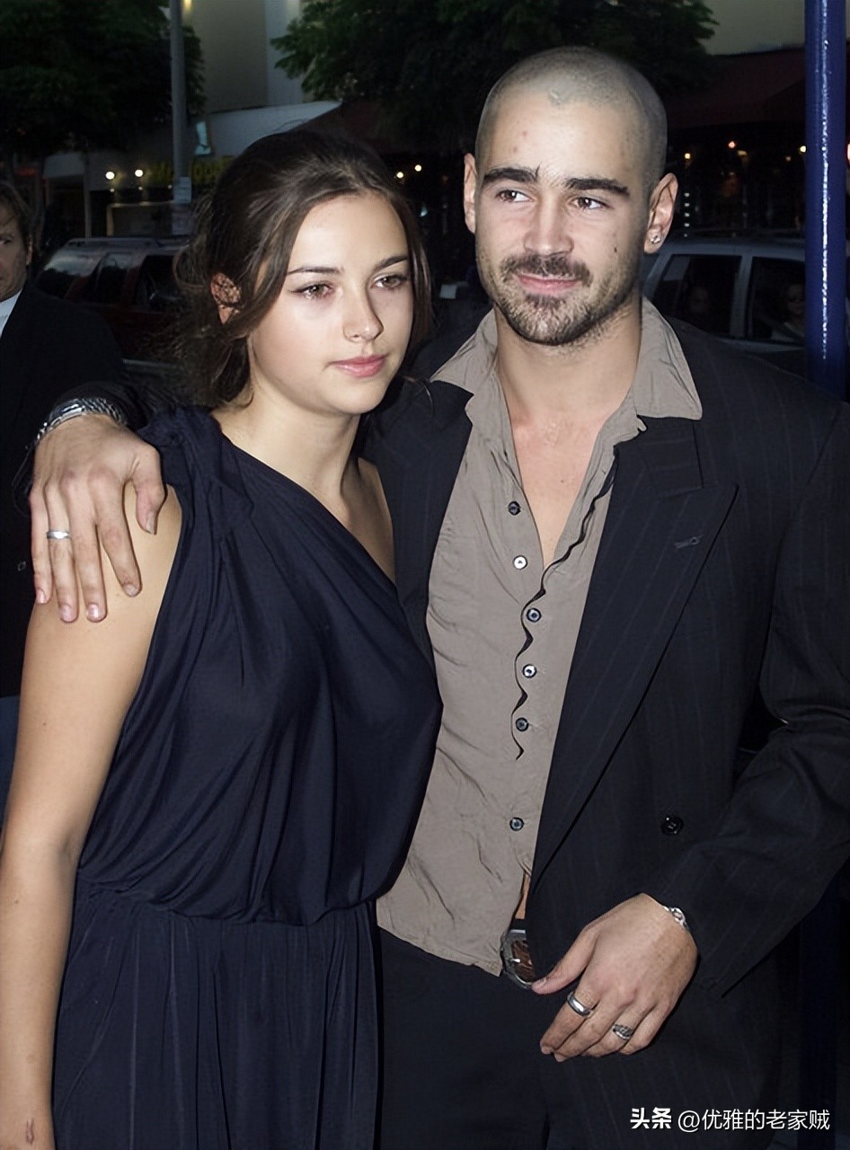 被迷人的女人迷住,被美色吸引