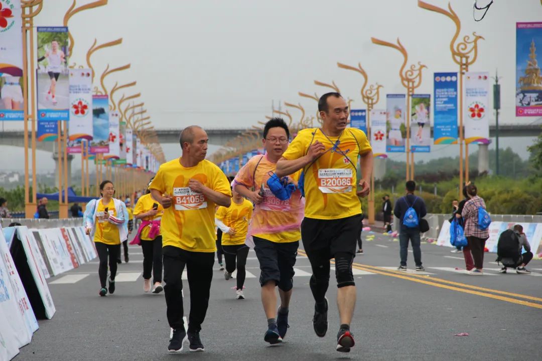 万人一起骑马的视频,万人齐跑马拉松