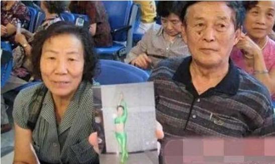 周冬雨妈妈与继父,周冬雨和父母相认