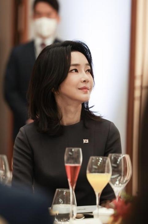 韩第一夫人穿军装,韩第一夫人年轻照片