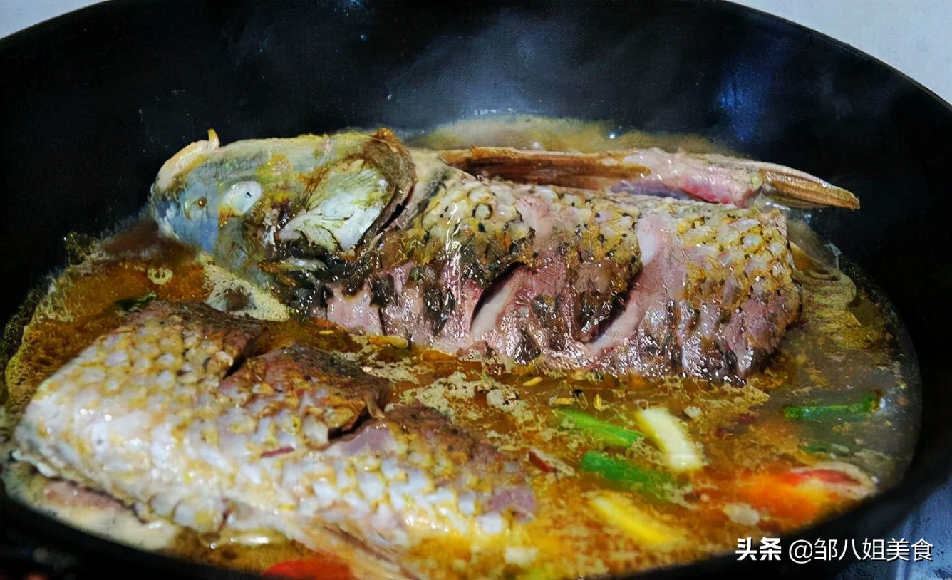 过年炖鱼时放一点它鱼肉鲜嫩不腥,炖鱼后如何处理鱼肉不腥
