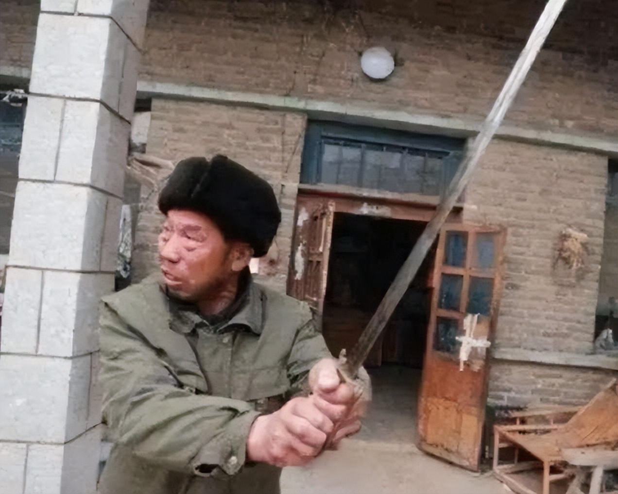 老汉宝刀卖500万专家指责现场,老人500万卖宝刀专家指责