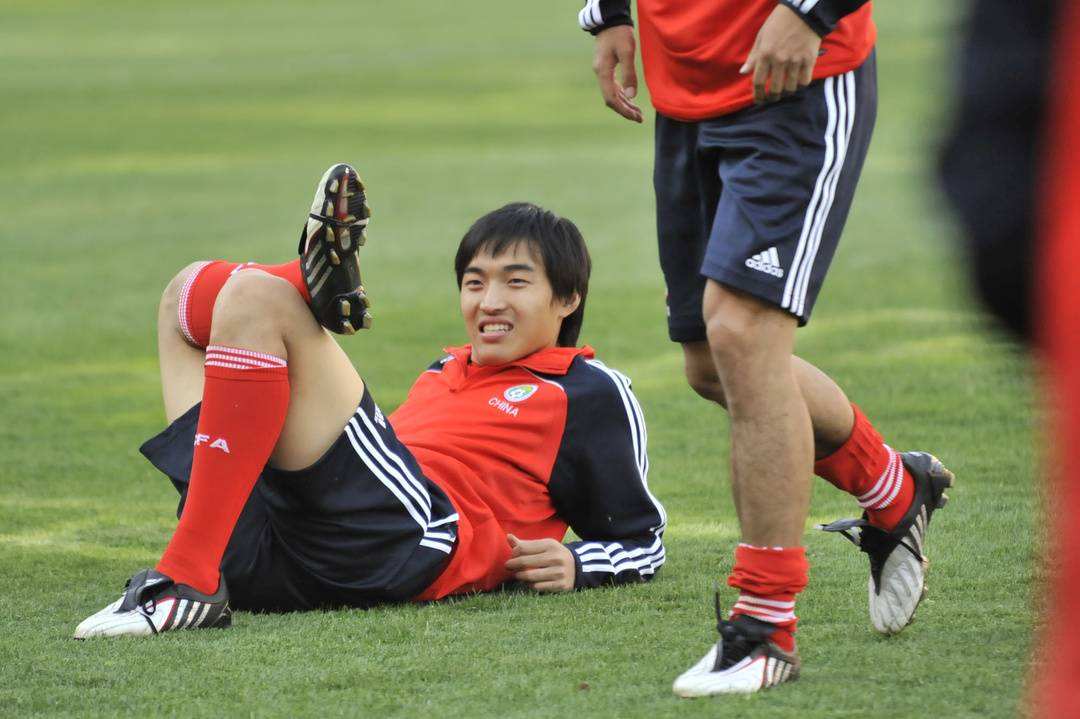 冯巩和谁调侃国足,董路回击冯巩一语双关