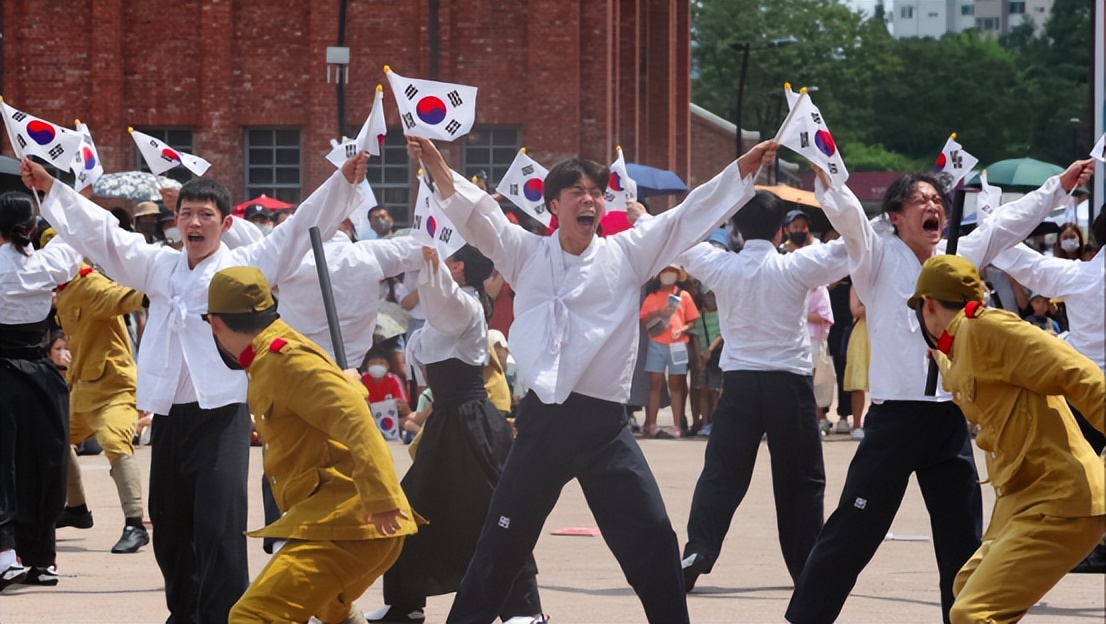 韩国民众当街表演痛打日军,韩民众街头表演痛打日军原视频