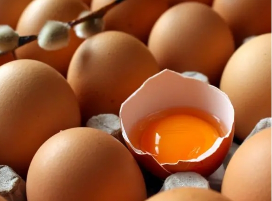 鸡蛋买回来要不要洗一下再放冰箱,鸡蛋买回家就放进冰箱