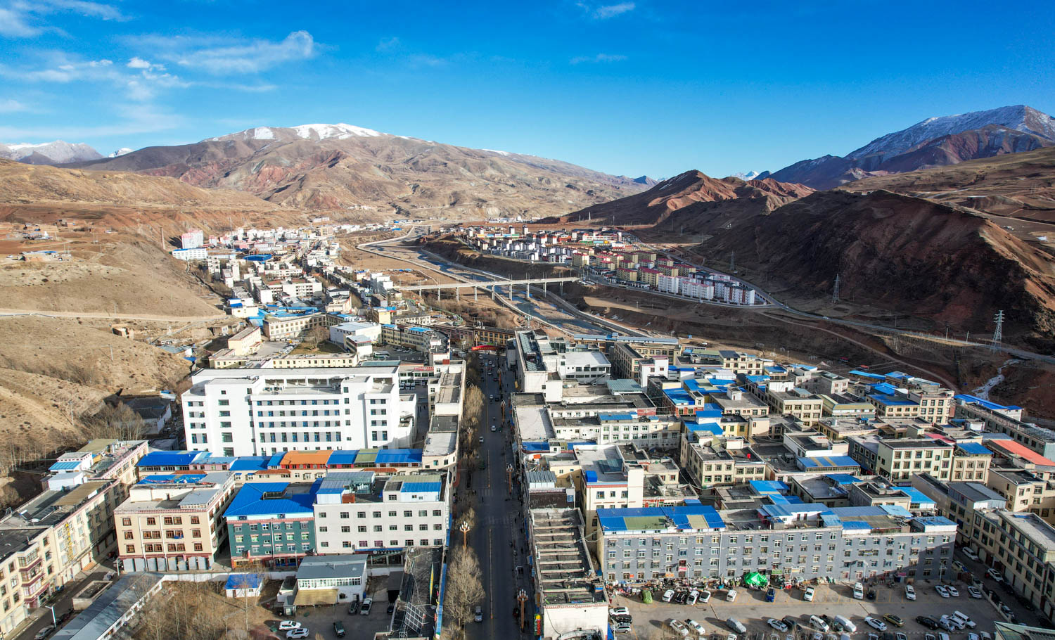 *藏西**东部小城，风光举世闻名，满街都是虫草店，一生一定要游一次