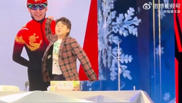 黄健翔点评女足与男足,黄健翔演播厅看女足