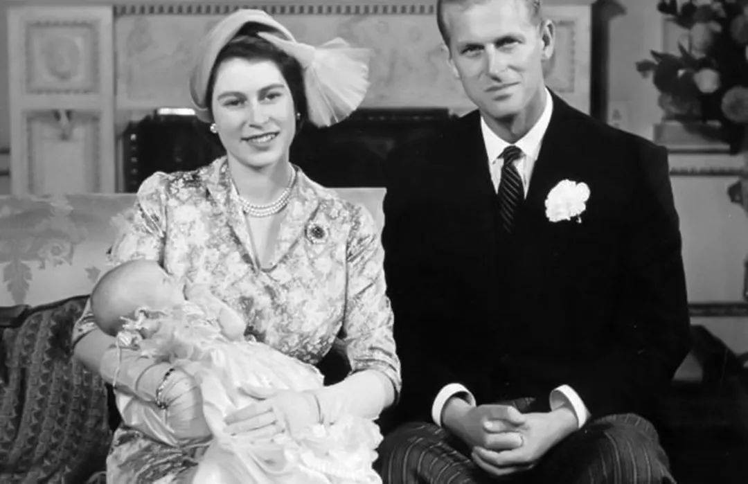 1939年，13岁未来女王遇见19岁落魄王子，两人一见钟情，然后呢