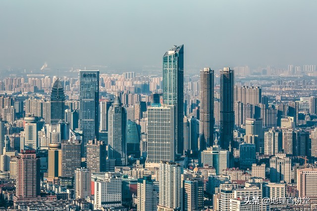 江苏城市等级划分，南京为特大城市，另有无锡徐州等10座大城市