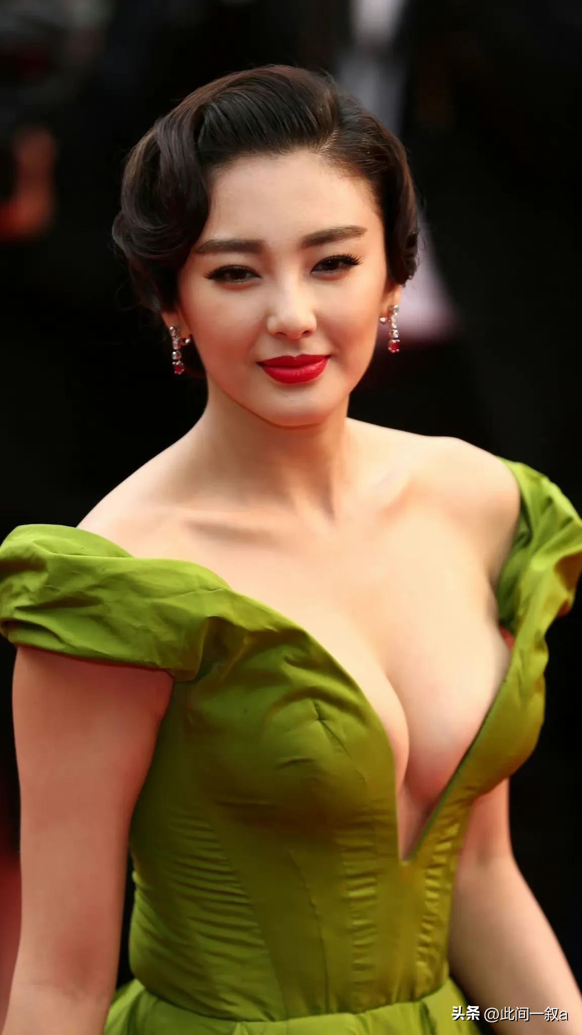 “大秀*光春**”还不害臊,深V露背都不遮掩,这群女明星全员养眼!