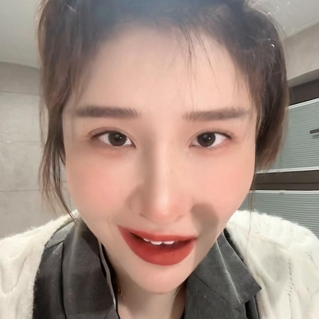 女人！你给我买！！戴上咱家草莓晶！涂上这个羞羞香水！咱...