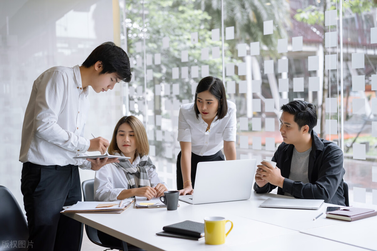 创业九死一生，为啥有的大手笔投资失败了，而摆地摊模式成功了？