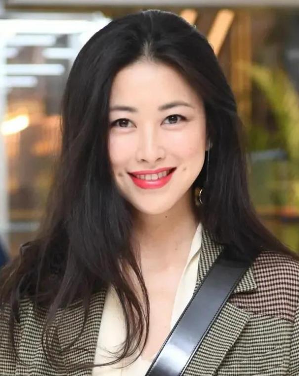 嫁入豪门从不炫富的三位女明星,娱乐圈钻戒最豪华的女明星