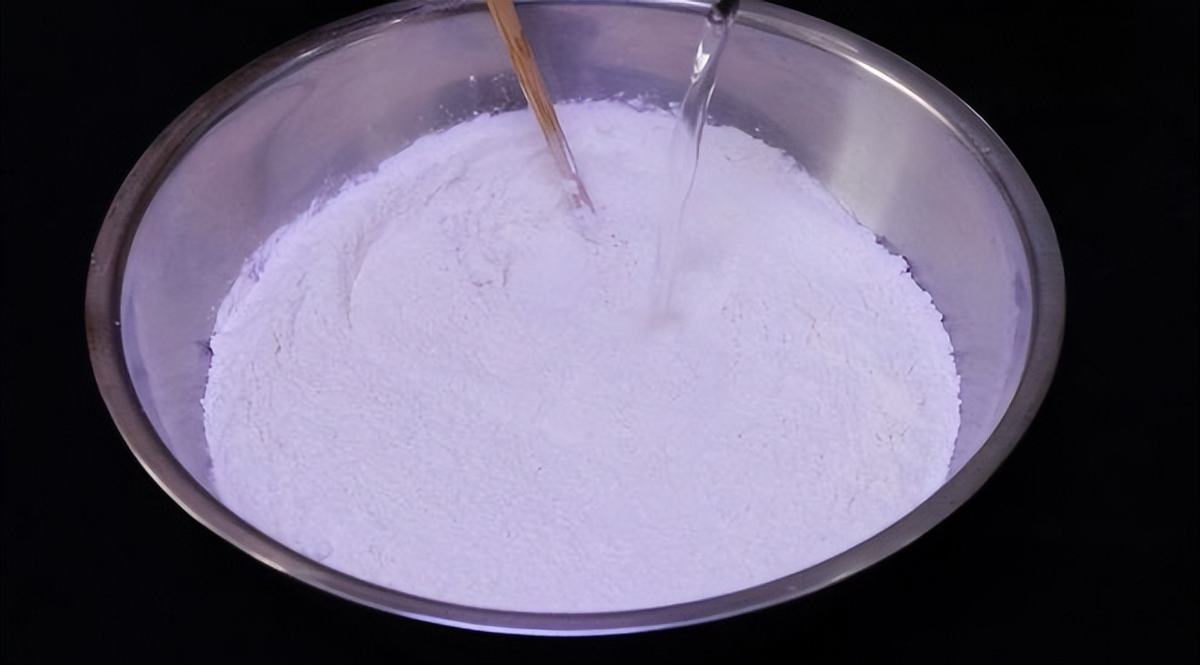 普通面粉加盐用凉水和面做面食,做面食时用冷水和热水的区别