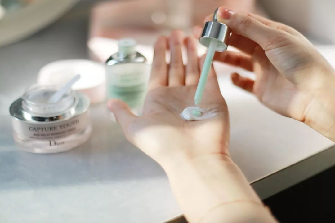 精华和精华油二选一,正确使用精华油的方法