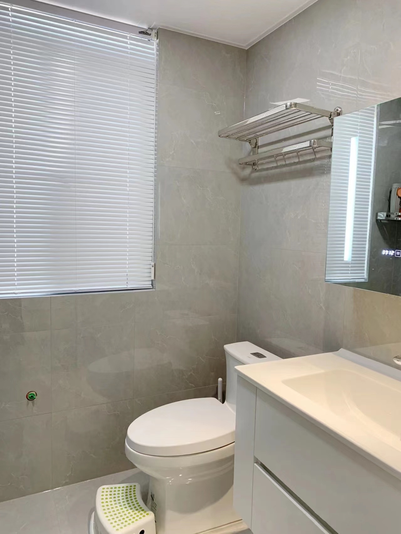 大白墙悬空电视柜颜色搭配效果图,小户型大白墙电视墙