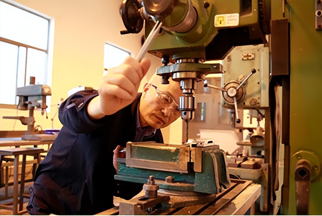 中国高级技工缺2200多万，本科生毕业没工作，技校招生却无人问津