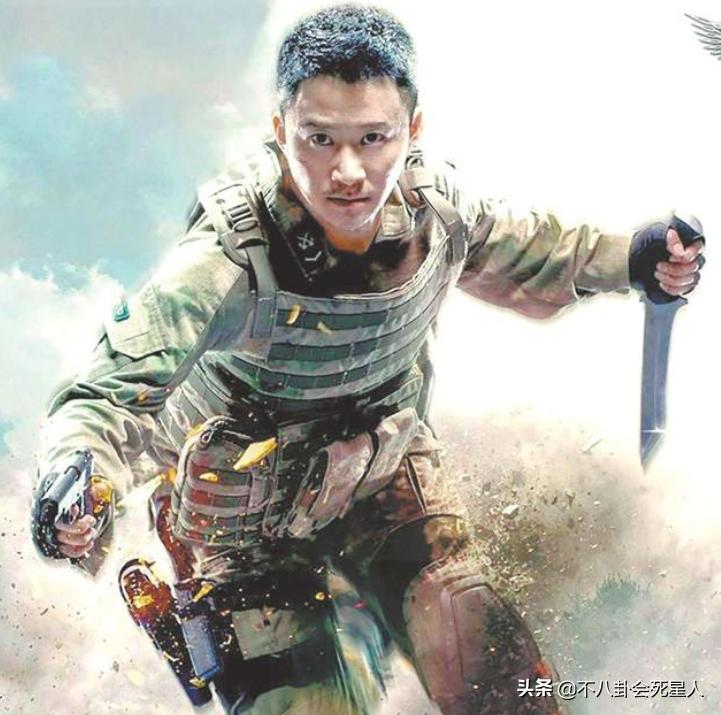 男人味也能“造假”？眉毛稀疏、画腹肌、贴鬓角，张艺兴差距最大