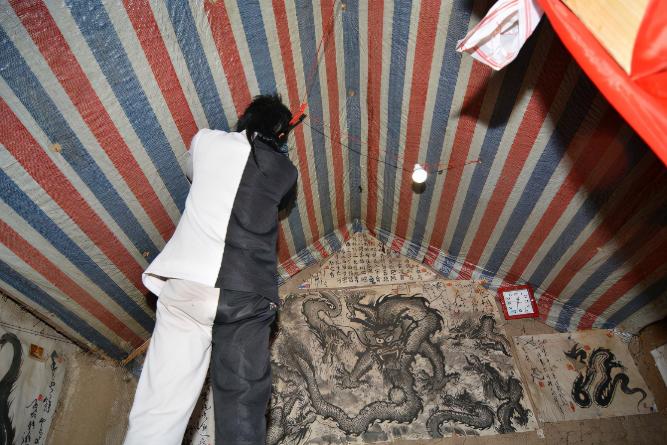 山东一位道长坚信龙真实存在，并上山寻龙16年，至今仍在山上坚持