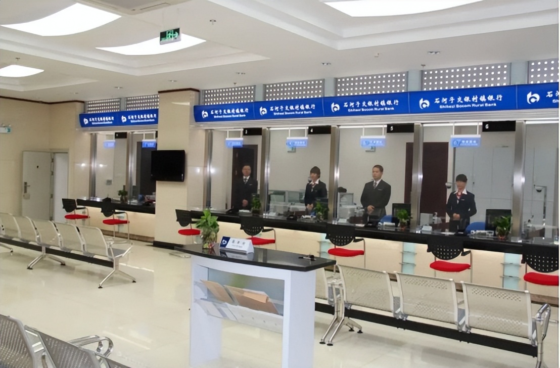 为什么银行员工让顾客去atm上取钱,为什么银行总让顾客去atm机取钱