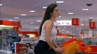 *绑捆**露大胸、无脑台词，这些“*辱侮**观众”的剧情，真把观众当傻子