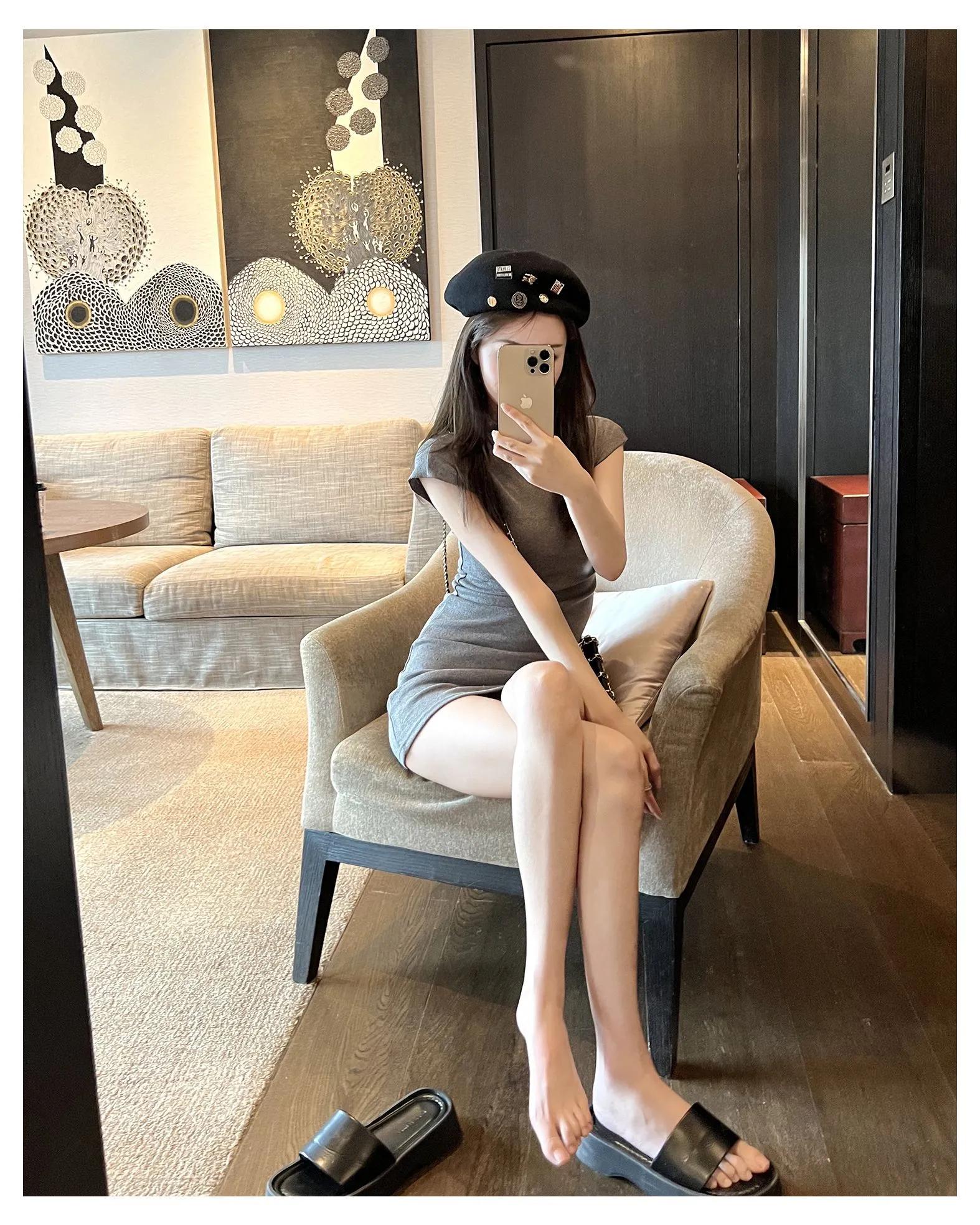 修身连衣裙尽显美女完美身材