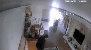 在家给电动车电池充电会有危险吗,电动车充电时靠近煤气有危险吗