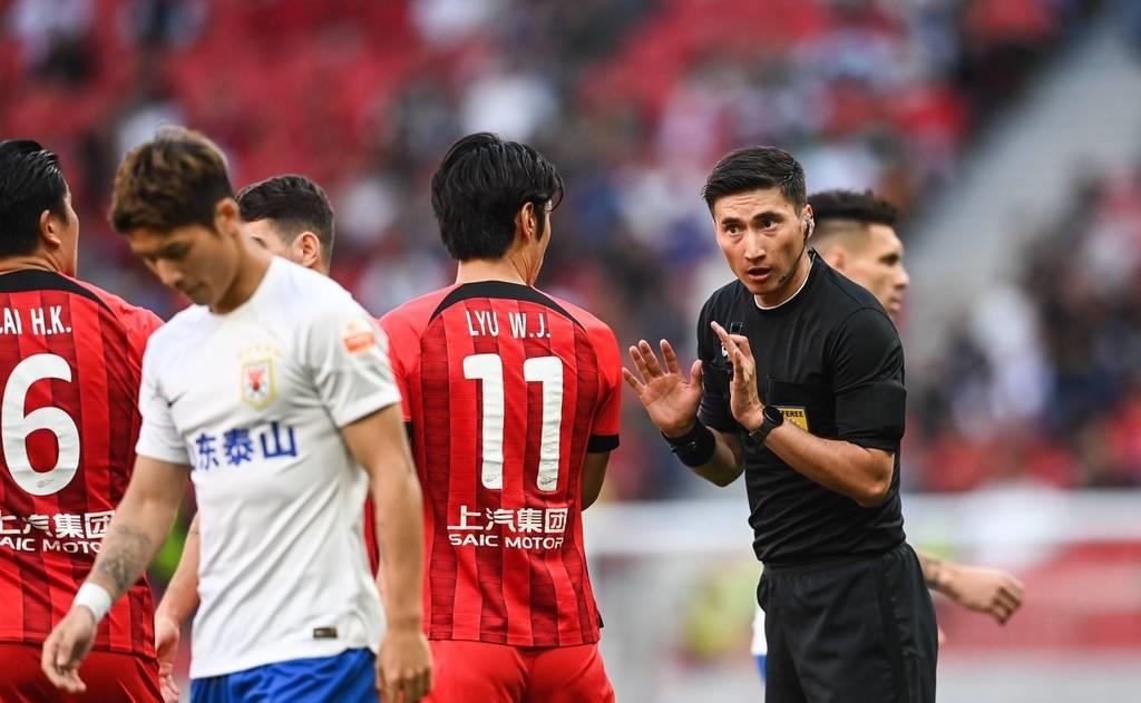 中超第17轮海港对阵泰山现场直播,中超惊现补时3张红牌神场面