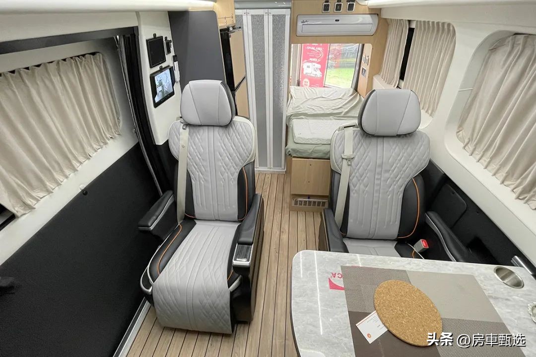 福特新全顺v362中轴低顶升顶房车,齐星全顺v362硬升顶房车