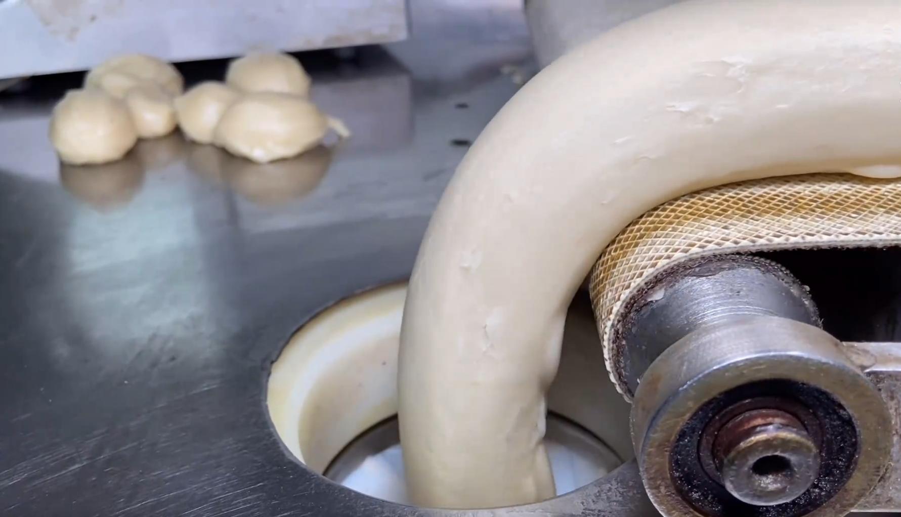 济南17年老店，什么都用机器干，1元1个销量高，出锅就抢没