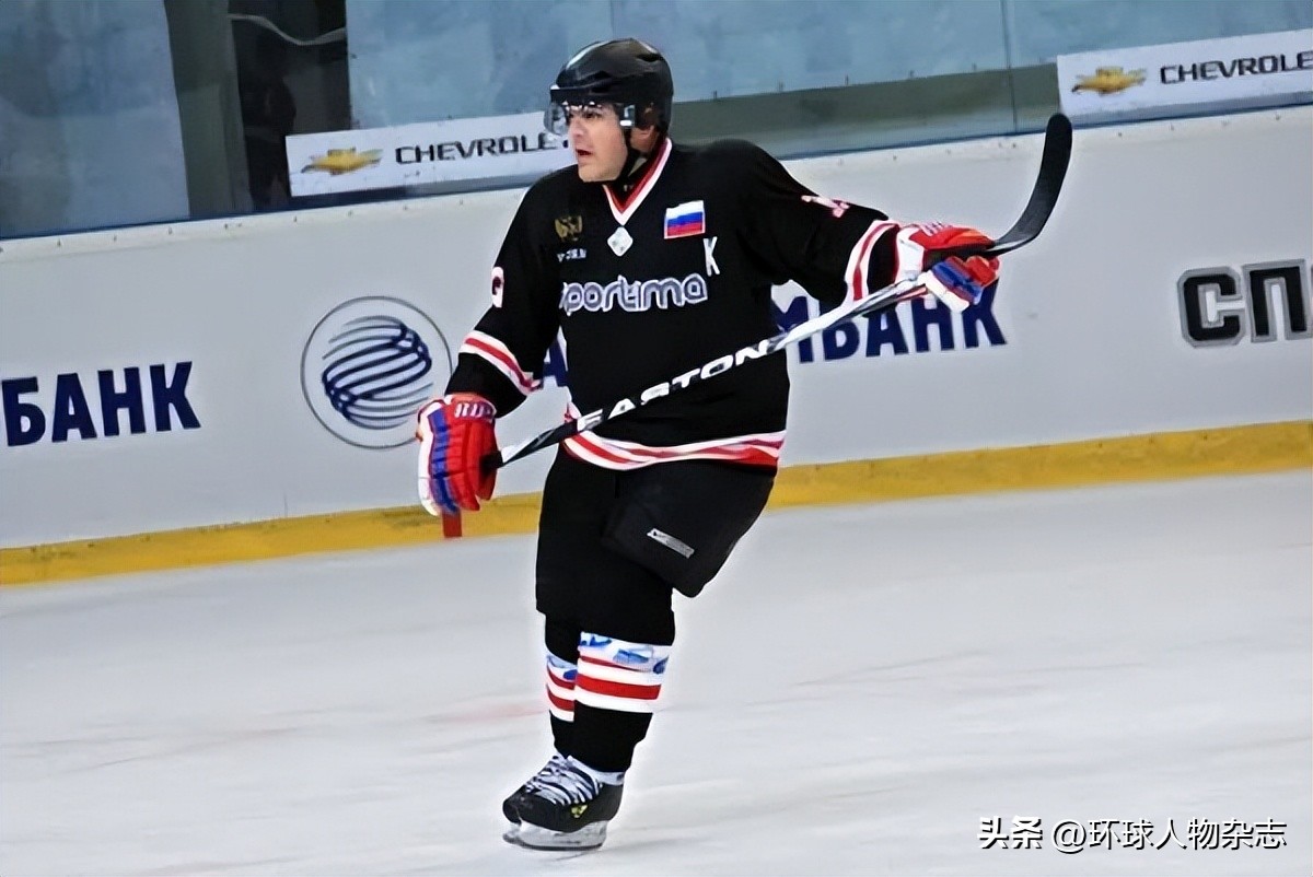 俄罗斯总理，钢琴比普京弹得好？