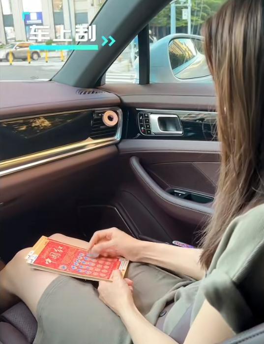 女子过生日收到刮刮卡,朋友过生日送刮刮卡